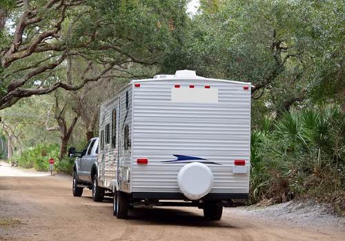 A travel trailer towing by Ford explorer